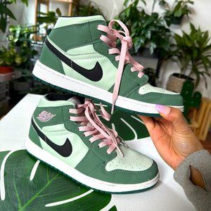 Air Jordan 1 Mid SE ‘Dutch Green’ & Pink